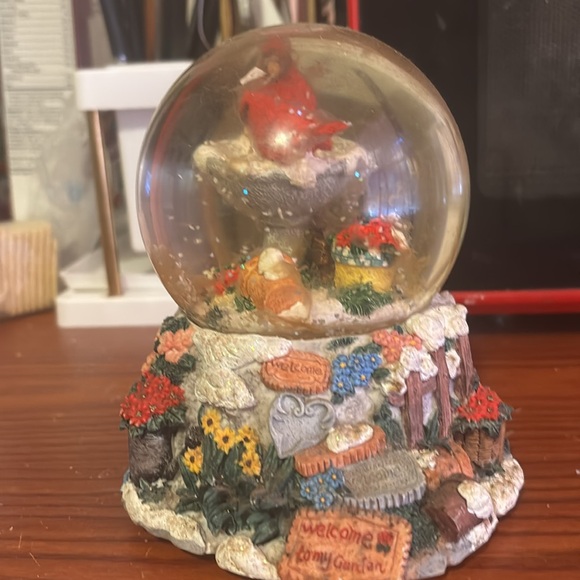 Beautiful Christmas snow globe plays music welcome to my garden edition - Picture 4 of 4
